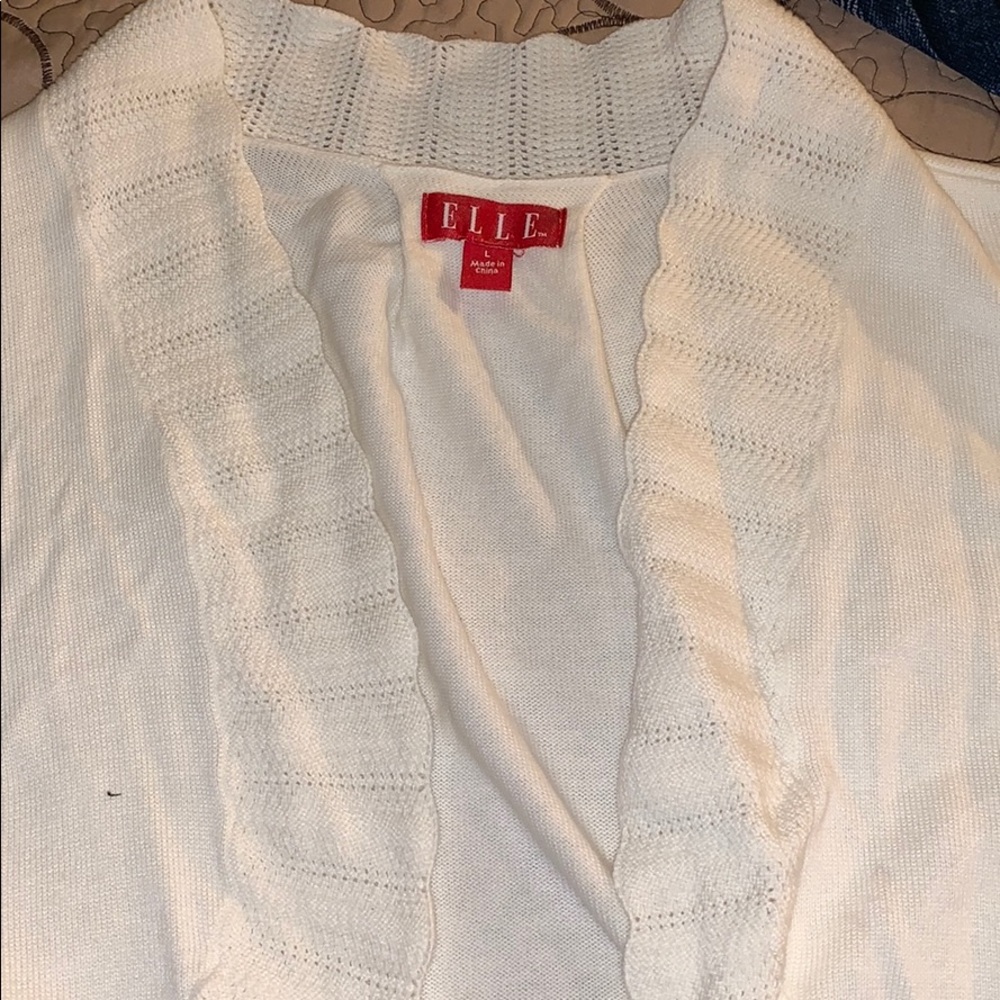 I am selling a ELLE kinda sweater short sleeve
